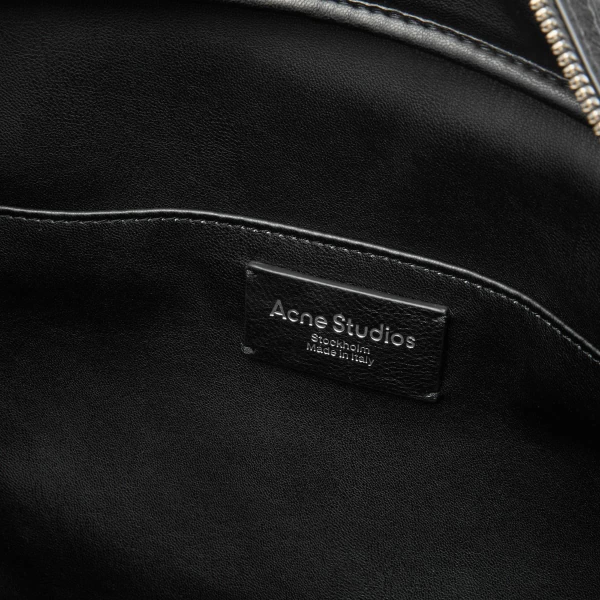 Acne Studios Camero Leather Bag Medium 詳細画像 4